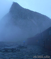 雨に濡れる穂高岳山荘のテラス