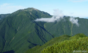 甲斐駒ヶ岳から見た仙丈ケ岳