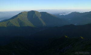 夏の朝日を受ける仙丈ケ岳