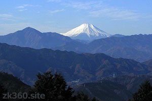 高尾山の山頂から富士山を望む