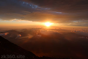 富士山山頂の御来光2