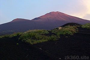 御殿場口あたりから見た富士山と宝永山