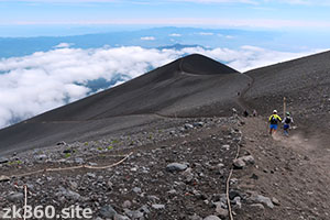 富士山の六合目あたりから見た宝永山
