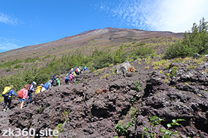 富士宮口(静岡側)の登山道を行く登山者