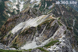 剱岳の山頂直下から前剱を見下ろす