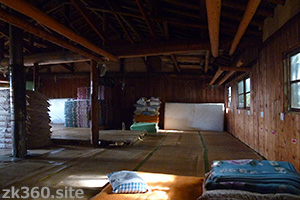 甲武信小屋の内部