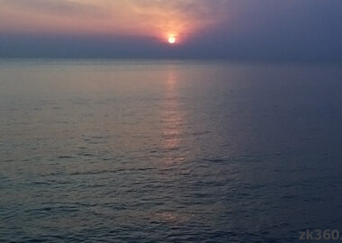 相模湾に昇る神秘的な朝日