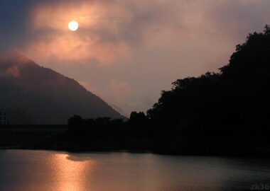 奥多摩湖の夜明け、印象的な朝日