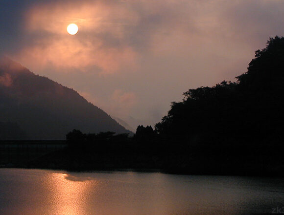 奥多摩湖の夜明け、印象的な朝日