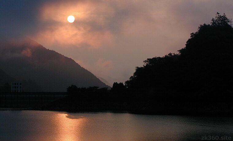 奥多摩湖の夜明け、印象的な朝日
