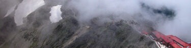 槍ヶ岳の山頂から槍ヶ岳山荘を見下ろす