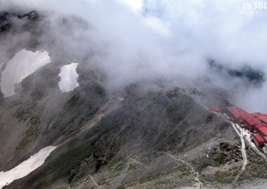 槍ヶ岳の山頂から槍ヶ岳山荘を見下ろす