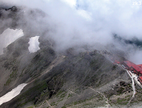 槍ヶ岳の山頂から槍ヶ岳山荘を見下ろす