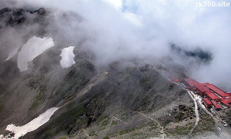 槍ヶ岳の山頂から槍ヶ岳山荘を見下ろす