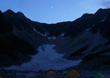 夕暮れの涸沢カール大雪渓