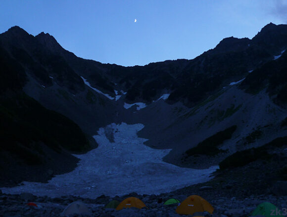 夕暮れの涸沢カール大雪渓