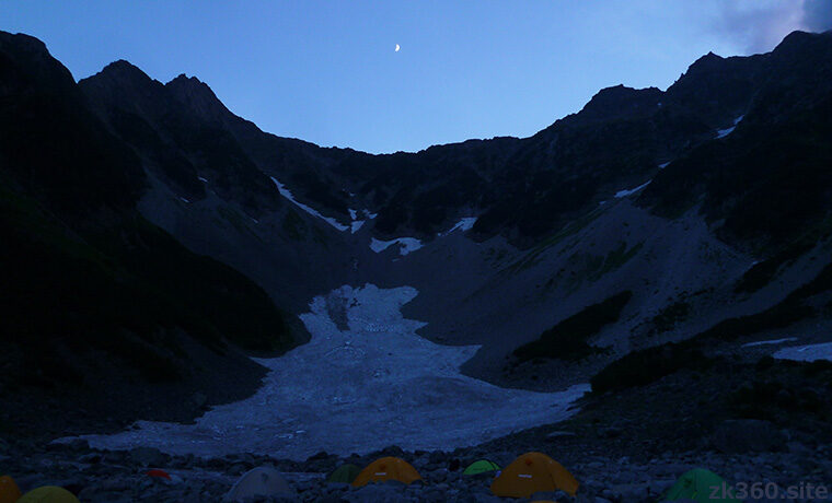 夕暮れの涸沢カール大雪渓