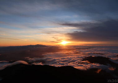 笠ヶ岳から望む白山に沈む夕日