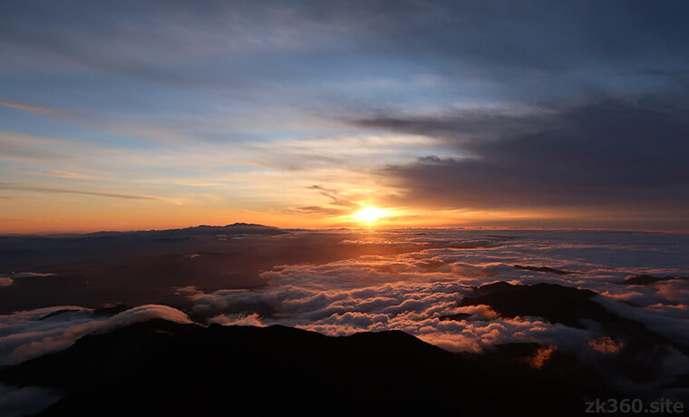 笠ヶ岳から望む白山に沈む夕日