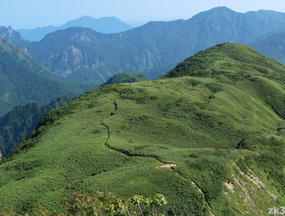 雨飾山の登山道