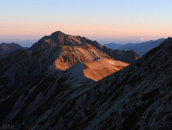 朝日に染まった剱岳
