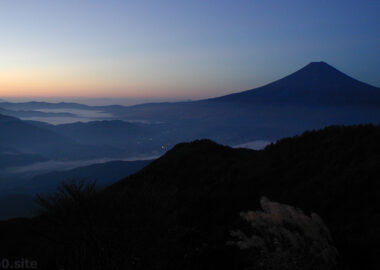 三ツ峠山から見た夜明け前の富士山