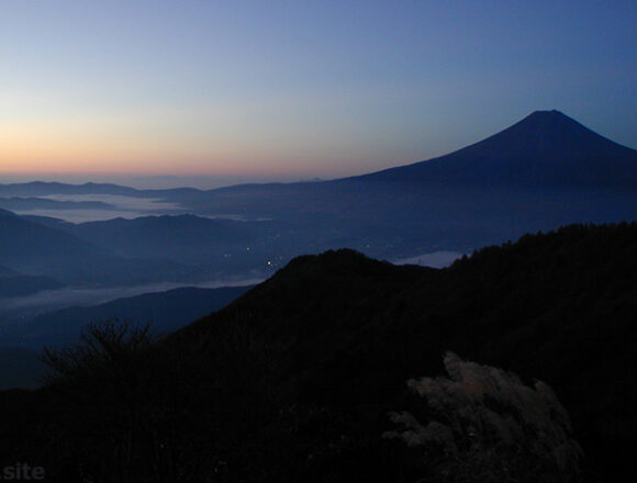 三ツ峠山から見た夜明け前の富士山